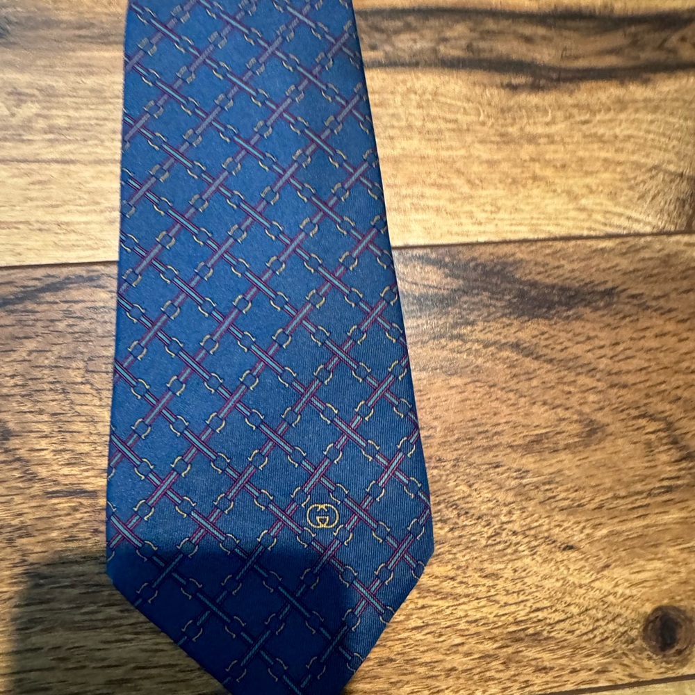 Elegant vintage Gucci Blue and Red Patterned Tie - Picture 2 of 3
